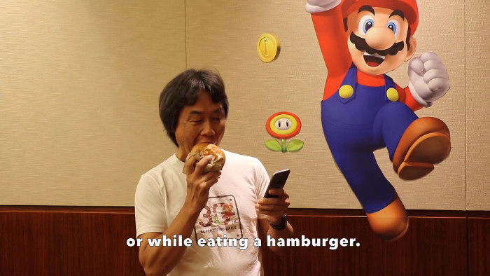 今回の動画は、「スーパーマリオランはハンバーガーを食べながらでもプレイ出来る」ということがアップルの発表会などでもコメントされていましたが、それを宮本茂氏が実演