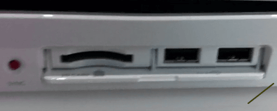 Wii U本体の前面にあるパネルの中は、SDカードなどの挿入口、USBポートが２つ存在
