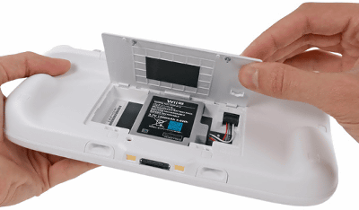 Wii Uゲームパッドは、上のようにバッテリーの周辺に空きがあるので、将来的にはもっと大容量のバッテリーに交換出来る可能性もある