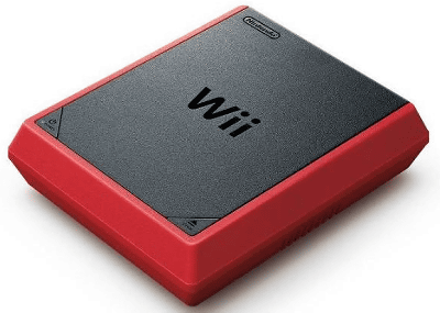 「Wii Mini」は、上のような新デザインの本体に、赤色のWiiリモコンプラス、赤色のヌンチャク、センサーバー、ケーブル類などが付属したパッケージ