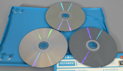 Wii Uのディスクは、ブルーレイを基にしていると言われている独自規格になっていて、裏面の色もWiiのディスクとは少し違っている