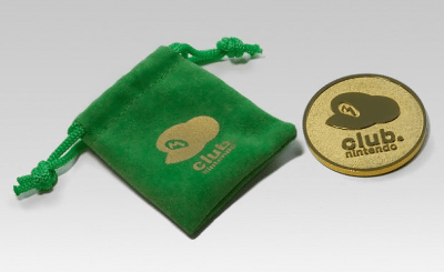 「ルイージの年」の記念コインを収納する、ルイージ色の専用の袋