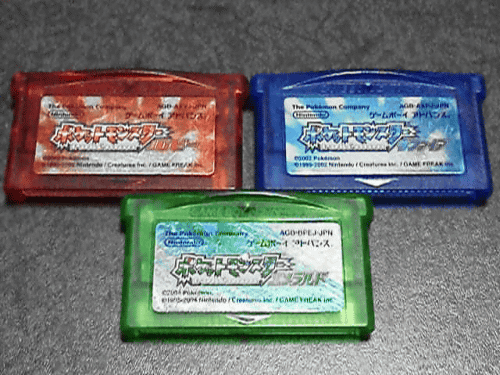 今回の2DS本体は、ポケモンORASとのセット版が販売されていることからも分かるように、GBA「ポケモン ルビー サファイア」を意識したものになっていて、スケルトンの仕様、そして赤と青の色は、GBAのポケモンRSを再現