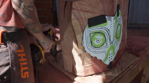 今回の動画は、「ゼルダの伝説 ムジュラの仮面」に登場する「ムジュラの仮面」を、チェーンソーを使って木彫りするものです