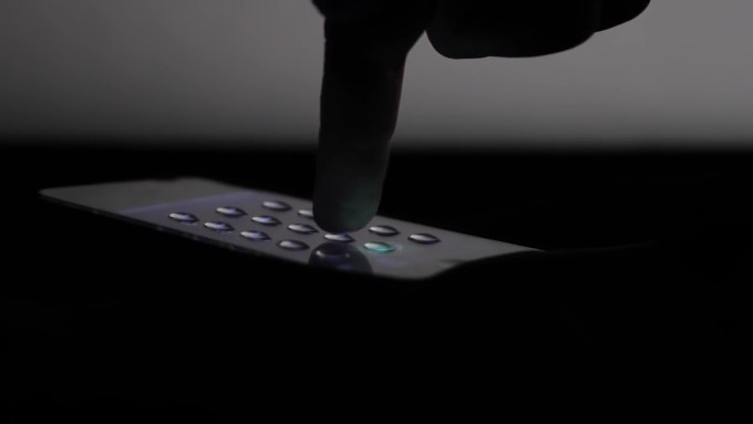 Tactusというアメリカのメーカーが開発したこの技術は、動画を見ると分かるように、このような一見普通のディスプレイの表面