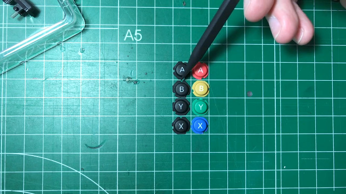 New ニンテンドー3DSに付いているスーファミ色のボタンと、ジョイコンのボタンはサイズも同じっぽい