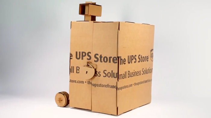 UPSのダンボールは、パーツごとの仕切りも付いており、両面を合わせるとスーツケースのようになるという素晴らしい