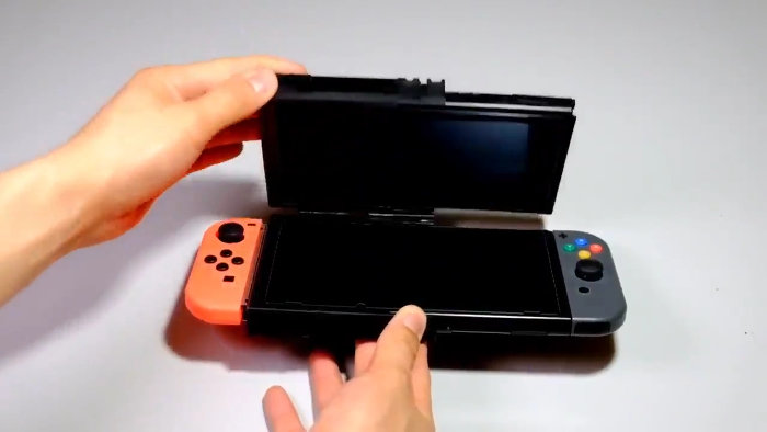 「new Nintendo Switch DS」は、開閉可能なパーツに、スイッチの液晶画面を二つ差し込んで実現