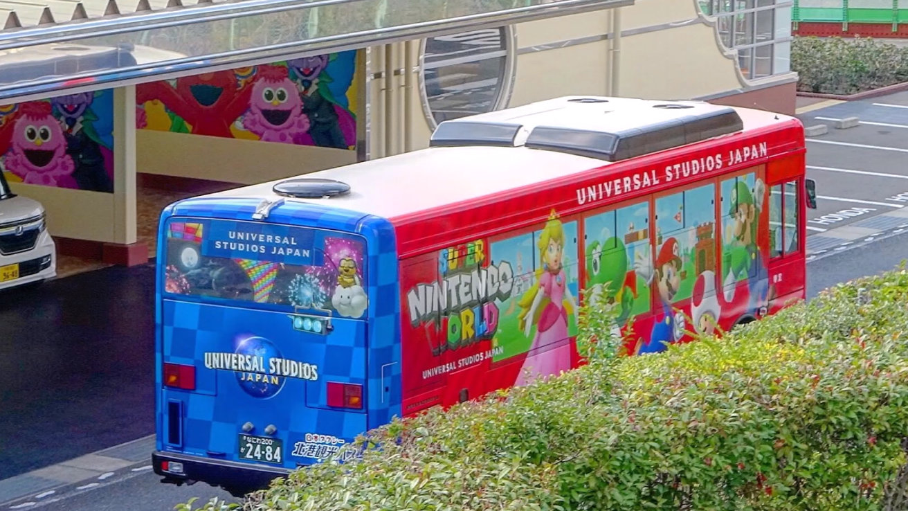 ユニバーサル・スタジオ・ジャパンの任天堂エリアが描かれたバスが走行中