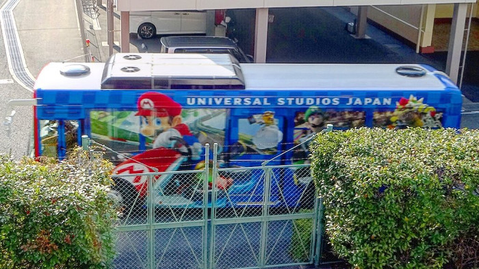 任天堂エリアが描かれたバスは、上のようなデザインであり、スーパーマリオのデザインと、マリオカートのデザイン