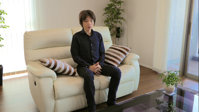 スマブラの桜井政博氏は、この自宅の一室で「スマブラ スペシャル」の解説を行っていましたが、その解説中に桜井氏が座っていたソファー