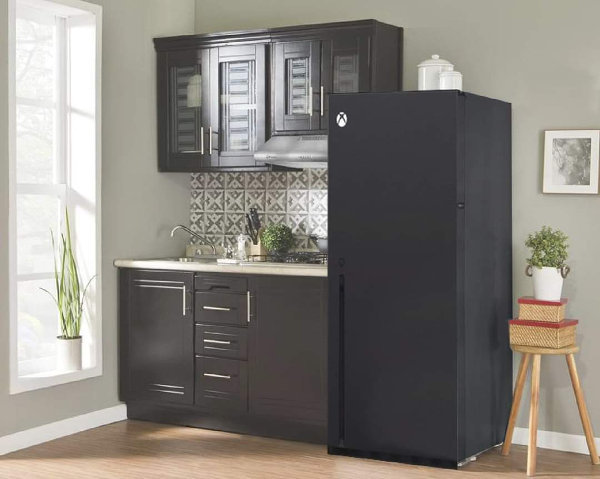 この冷蔵庫は、Xbox Series Xのデザインをしたミニ冷蔵庫であり、缶のドリンクなどを冷やしておくことが出来る