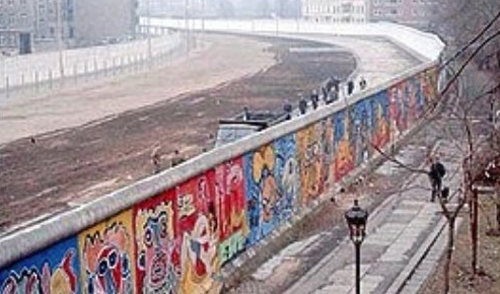 今回のマリオカートツアーでは、そのベルリンの壁のカラフルな部分が再現されているということになっています