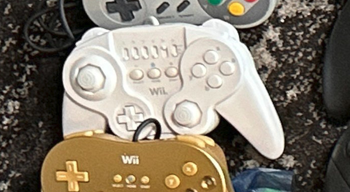 コントローラーは、「Wii」と書かれているので、Wii用のコントローラーだということは分かりますが、あまりメジャーなものではありません