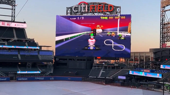 シティ・フィールド球場のスコアボードに、マリオカートが表示されている映像が投稿されているからです