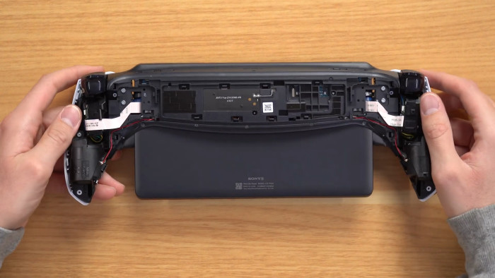 「PlayStation Portal」は、ニンテンドースイッチ有機EL本体（420g）よりも重く（529g）なっていますが、その重さはこの大きなバッテリーの影響