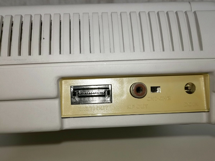 スーパーファミコン試作機と言われているハードは、製品版のスーパーファミコンと異なり、電源ボタンが赤色になっているのが大きな特徴