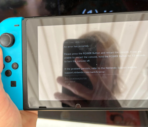 「2206-1015」というエラーコードが表示され、ニンテンドースイッチ本体が起動できない状態になるというもの