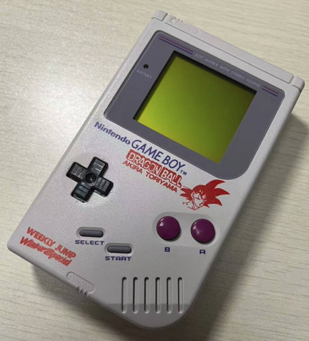このゲームボーイのドラゴンボール限定版は、普通に販売されていたものではなく、集英社の週刊少年ジャンプの懸賞品として3名だけに提供された本体に