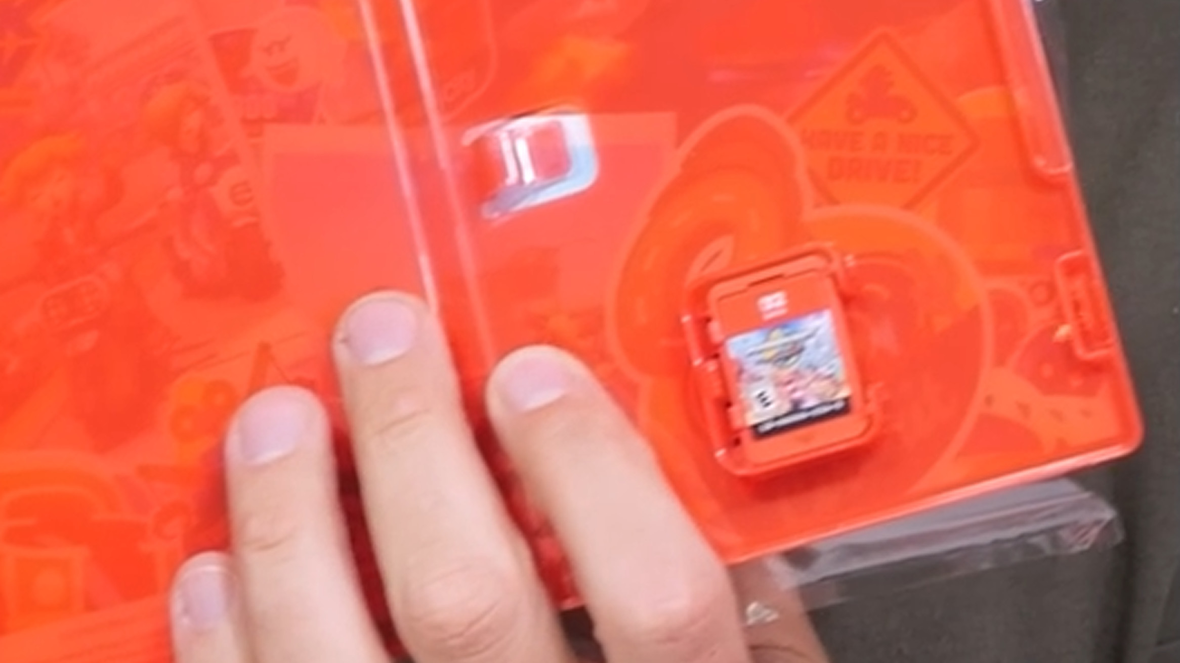 スイッチ2、ゲームのカートリッジ味付き。舐める苦い